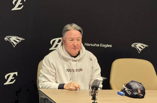 김경문 한화이글스 감독이 취재진과 인터뷰 하고 있다. 이성현 기자