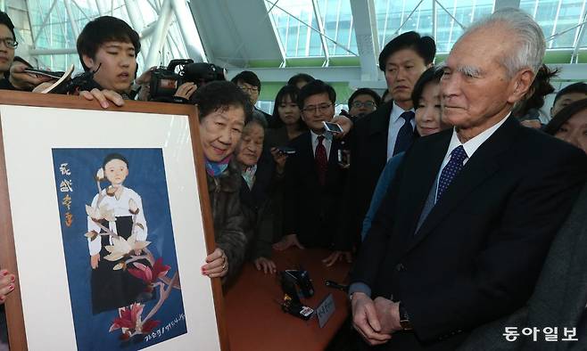 2014년 2월 방한한 무라야마 도미이치 전 일본 총리가 국회를 방문해 일본군 위안부로 동원돼 고통받은 고 김순덕 할머니가 그린 ‘못다 핀 꽃’을 바라보고 있다. 17일 별세한 무라야마 전 총리는 1995년 담화를 통해 일본 총리로서는 처음으로 식민 지배와 침략에 대한 사죄를 표명했다. 이훈구 기자 ufo@donga.com