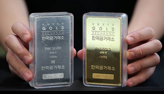금과 은 가격이 급등세를 보인 지난달 3일 서울 종로구 한국금거래소에서 관계자가 골드바와 실버바를 내보이고 있다. 2025.9.3 뉴스1
