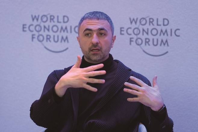 2024년 1월 스위스 다보스의 세계경제포럼에서 연설 중인 무스타파 술레이만 마이크로소프트 인공지능(AI) 책임자. AI 기업 딥마인드의 공동 창업자이기도 한 술레이만은 현대 AI 산업을 선도하는 전문가 중 한 사람으로 꼽힌다. 최근 그는 AI가 인류의 정신 건강에 미치는 위험성을 우려하며 ‘AI 정신질환’이라고 표현했다. World Economic Forum, Greg Beadle 제공