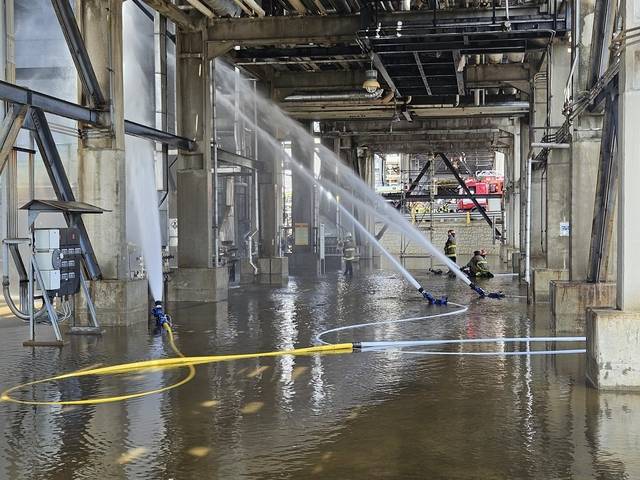 17일 오전 울산시 남구 SK에너지 수소 제조 공정에 불이 나 여러 명이 다쳤다. 소방관들이 불이 난 공정에 물을 뿌려 냉각 작업을 벌이고 있다. [울산소방본부 제공]