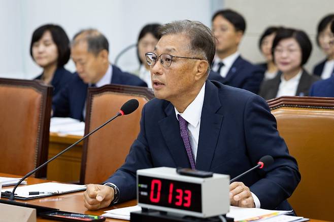 강중구 건강보험심사평가원장이 17일 서울 여의도 국회에서 열린 보건복지위원회의 국민건강보험공단 등에 대한 국정감사에서 의원 질의에 답하고 있다. /사진=뉴스1