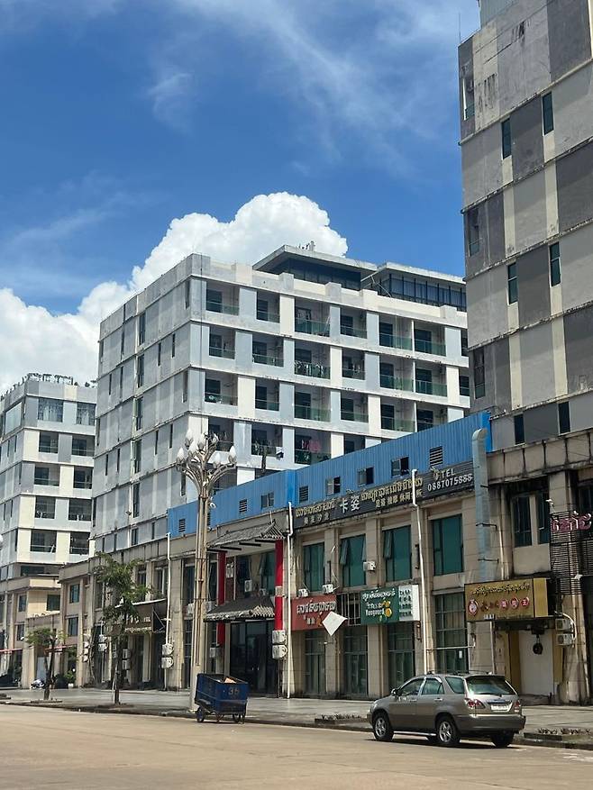 17일 캄보디아 남부 해안도시 시아누크빌의 한 웬치(범죄단지) 밑 상점들의 모습. 사진=김준석 특파원