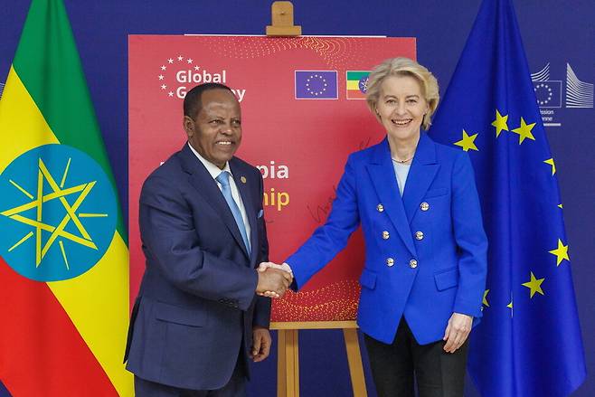 우르줄라 폰데어라이엔 유럽연합 집행위원장(오른쪽)과 에티오피아의 타예 아츠케 셀라시에 대통령이 지난 8일 벨기에 브뤼셀에서 열린 ‘글로벌 게이트웨이 포럼’(Global Gateway Forum) 행사 중 유럽연합-에티오피아 파트너십 협정 서명을 앞두고 악수하고 있다. EPA 연합뉴스