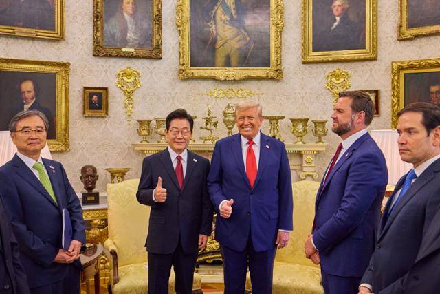 이재명 대통령이 8월 25일 미국 워싱턴 백악관에서 열린 한미 정상회담에서 도널드 트럼프 미국 대통령과 엄지손가락을 들어 보이며 미소 짓고 있다. 사진공동취재단