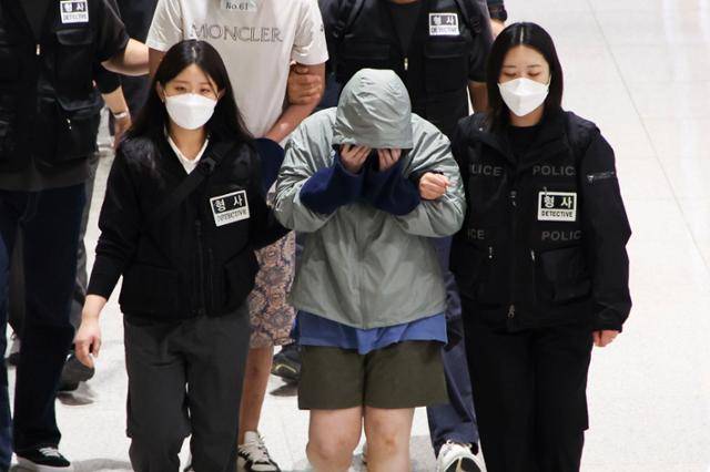 캄보디아 온라인 사기에 가담해 구금된 한국인들이 18일 오전 인천국제공항 제2터미널을 통해 송환되고 있다. 영종도=최주연 기자