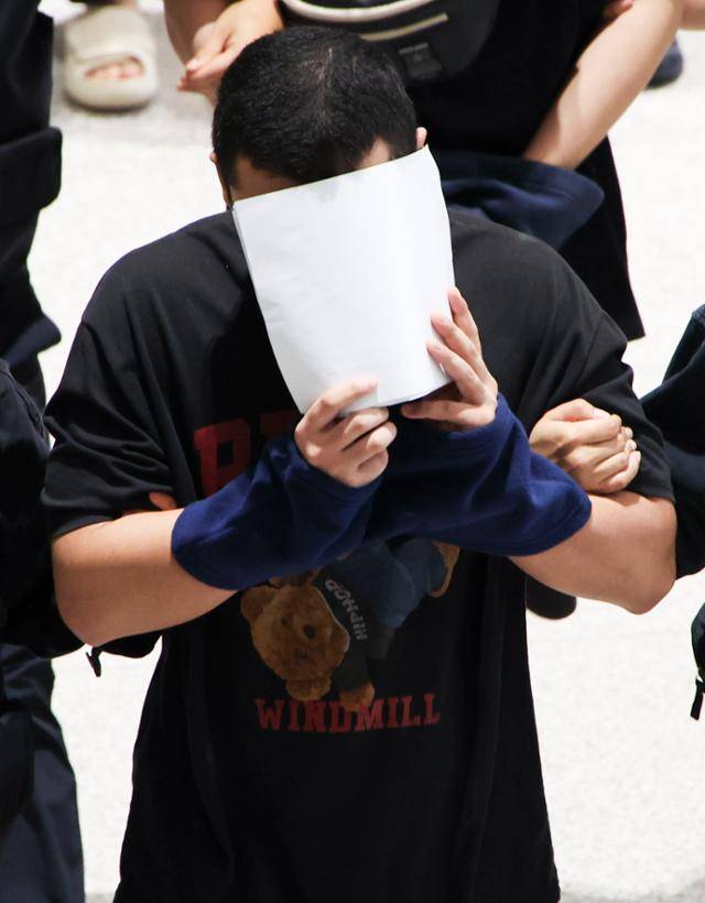 캄보디아 온라인 사기에 가담해 구금된 한국인들이 18일 오전 인천국제공항 제2터미널을 통해 송환되고 있다. 영종도=최주연 기자