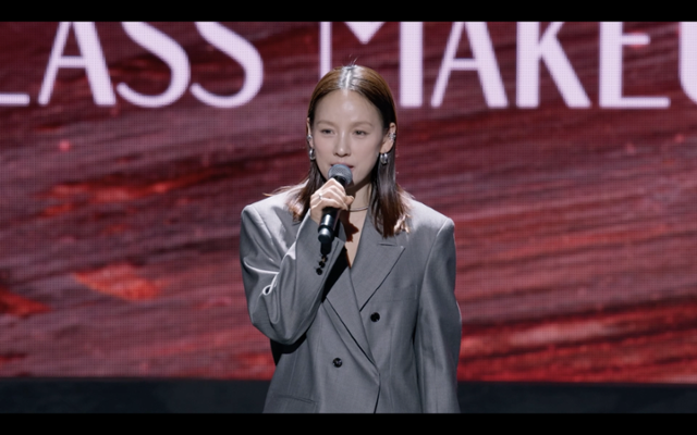 쿠팡플레이의 메이크업 서바이벌 시리즈 '저스트 메이크업'의 사회자 이효리. 쿠팡플레이 제공