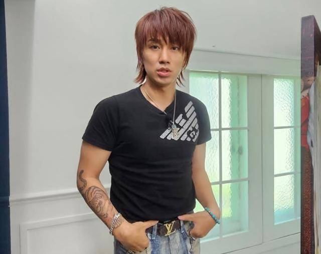 부캐 다나카로 큰 사랑을 받은 코미디언 김경욱이 중국 음원업체로부터 저작권 피해를 입었다고 토로했다. 김경욱 SNS