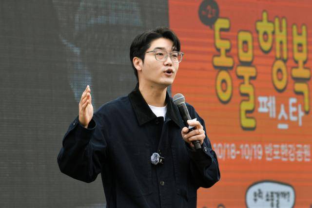 설채현 수의사가 18일 서울 서초구 반포한강공원에서 열린 '펫톡 라이브'에서 시민들의 질문에 답변하고 있다. 임지훈 인턴기자