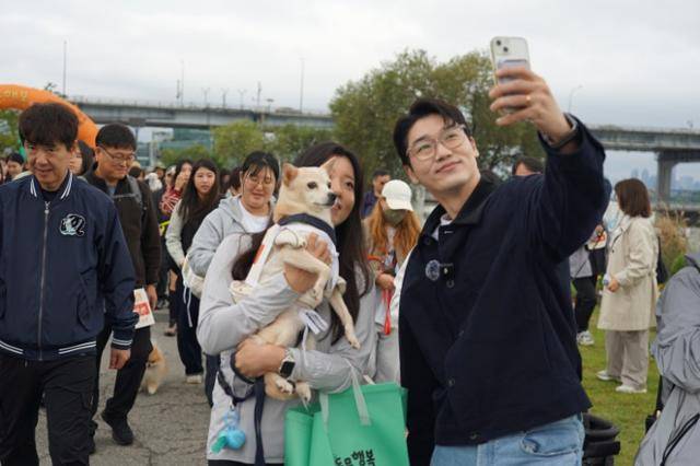 18일 서울 반포한강공원에서 열린 제2회 동물행복페스타 동행런 행사에서 반려견 행동전문 수의사 설채현 놀로클리닉 원장이 반려견 보호자들과 함께 기념사진을 찍고 있다. 동그람이 제공