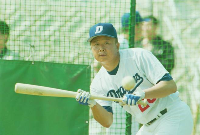 주니치 시절 번트 훈련 중인 선동열. 센트럴리그에는 지명타자 제도가 없어서 그는 타석에도 몇 차례 들어섰다. IS 포토