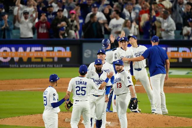 <yonhap photo-4410=""> Los Angeles Dodgers celebrate their win against the Milwaukee Brewers in Game 4 of baseball's National League Championship Series, Friday, Oct. 17, 2025, in Los Angeles. (AP Photo/Mark J. Terrill)/2025-10-18 12:37:14/ <저작권자 ⓒ 1980-2025 ㈜연합뉴스. 무단 전재 재배포 금지, AI 학습 및 활용 금지></yonhap>