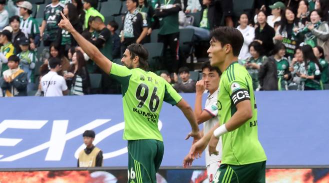 <yonhap photo-4652=""> '골' 환호하는 콤파뇨 (전주=연합뉴스) 나보배 기자 = 18일 전북 전주월드컵경기장에서 열린 2025 하나은행 K리그1 최종전(33라운드) 전북 현대와 수원 FC의 경기. 전북 현대 콤파뇨가 선제골을 넣은 뒤 환호하고 있다. 2025.10.18 warm@yna.co.kr/2025-10-18 14:13:58/ <저작권자 ⓒ 1980-2025 ㈜연합뉴스. 무단 전재 재배포 금지, AI 학습 및 활용 금지></yonhap>