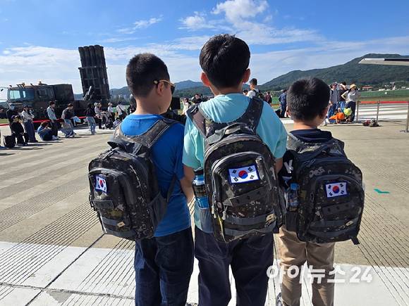 홍승재(11), 홍승겸(9), 홍승민(7)군이 17일 대공포 발칸 탑승 체험존을 바라보고 있다. [사진=최란 기자]