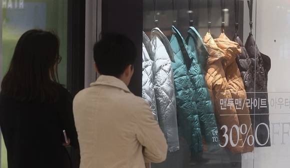 서울 시내 대형 쇼핑몰에서 시민들이 겨울 의류를 살펴보고 있다. [사진=연합뉴스]