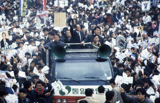 1992년 12월 14대 대선에 출마한 정주영 회장이 부산 유세장에 입장하는 모습. 정 회장은 낙마 후 이듬해 의원직을 사퇴하고 정계 은퇴했다. [중앙포토]