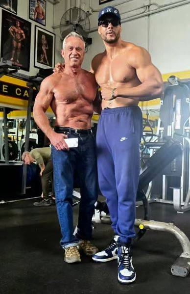 그간 여러 논란에 휩싸여 왔던 로버트 케네디 미국 보건복지부 장관(왼쪽)이 이번에는 청바지를 입은 채 운동을 하는 모습으로 도마 위에 올랐다. 청바지의 소재 특성상 땀을 흘리는 활동에 적합하지 않다는 비판이 나오지만, 케네디 장관은 소신을 굽히지 않고 있다. 사진 인스타그램 캡처