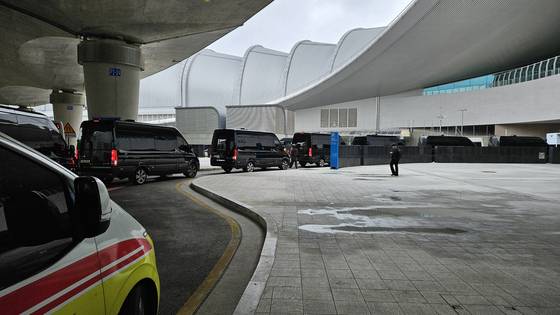 캄보디아 송환 대상자들을 호송하기 위해 대기중인 검은색 승합차 23대. 김정재 기자