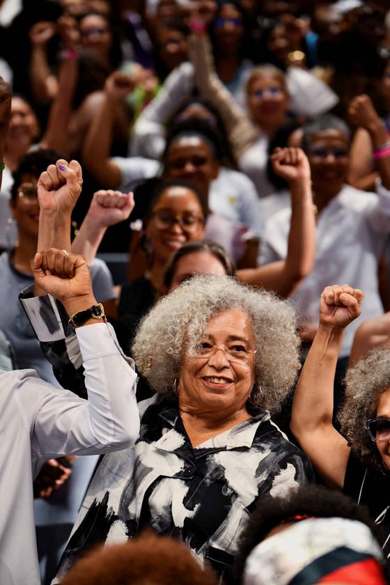 지난 7월 25일 콜롬비아에서 열린 아프리카계 여성들을 위한 ‘우리의 존엄 회복을 위한 연대’ 국제회의에서 앤절라 데이비스 교수가 주먹을 들어올리고 있다. 좌파 학생운동의 지주였던 마르쿠제에게 사사한 데이비스는 미국 흑인 인권운동의 상징으로 불려왔다. [로이터=연합뉴스]