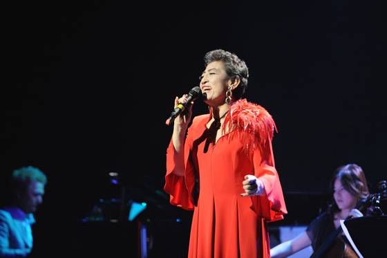 2012년 이주엽 대표가 제작한 후배들의 헌정공연 ‘땡큐 박성연’ 무대에서 앵콜곡을 부르는 박성연. [사진 JNH뮤직]