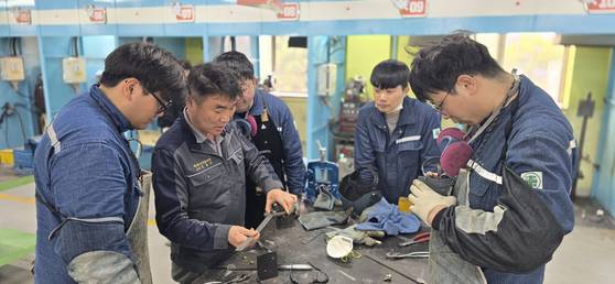 국가기술자격증을 취득하려는 2030세대가 실습에 집중하고 있다. [사진 진윤근]