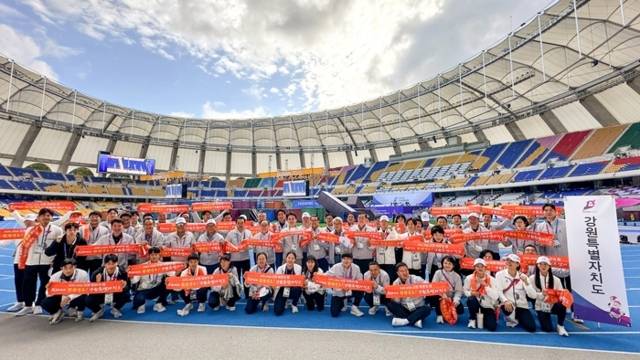 ▲ 김진태 강원도지사가 17일 부산아시아드주경기장에서 열린 제106회 전국체육대회 개회식에 앞서 강원도 선수단과 함께 필승을 다짐하고 있다. 강원도 제공