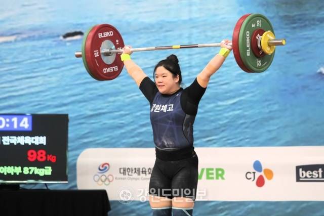 ▲ 강원체고 심도은이 18일 부산 남구국민체육센터에서 열린 제106회 전국체육대회 역도 여자18세이하부 87㎏급 인상에서 98㎏을 들어 올리고 있다. 한규빈 기자