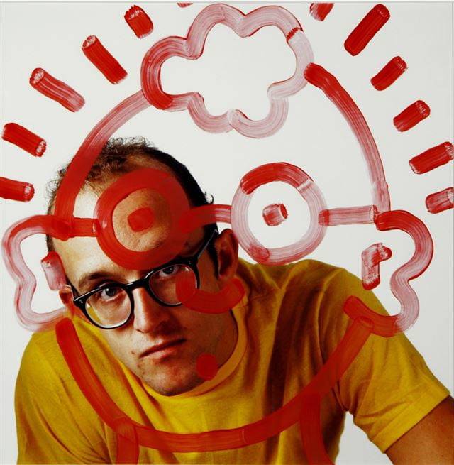 자화상을 그리고 있는 키스 해링을 찍은 사진. /키스 해링 재단