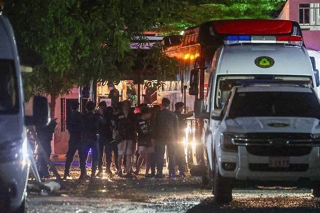 캄보디아 온라인 사기에 가담해 구금된 한국인들이 17일(현지시간) 캄보디아 프놈펜에 위치한 이민청에서 한국 송환 전세기 탑승을 위해 테초국제공항으로 이동하는 버스에 오르고 있다. 사진=연합뉴스