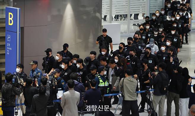 캄보디아에서 보이스피싱 등 범죄에 가담해 현지 이민 당국에 구금됐던 한국인들이 18일 인천국제공항 제2터미널을 통해 송환되고 있다. 2025.10.18 문재원 기자