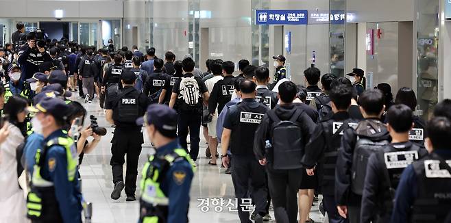 캄보디아에서 보이스피싱 등 범죄에 가담해 현지 이민 당국에 구금됐던 한국인들이 18일 인천국제공항 제2터미널을 통해 송환되고 있다. 2025.10.18 문재원 기자