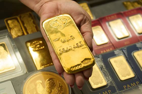 A gold bar at a shop in the St. Vincent Jewelry Center in the Jewelry District of Los Angeles on Wednesday, April 30 [AP/ YONHAP]