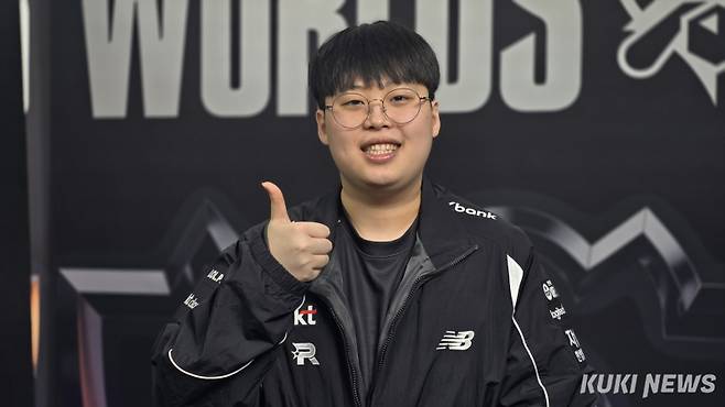 ‘피터’ 정윤수가 17일 중국 베이징 스마트 e스포츠 센터에서 열린 ‘2025 월드 챔피언십(롤드컵)’ 스위스 스테이지 3라운드 2승조 탑e스포츠(TES)와 경기가 끝난 뒤 쿠키뉴스와 인터뷰하고 있다. 김영건 기자