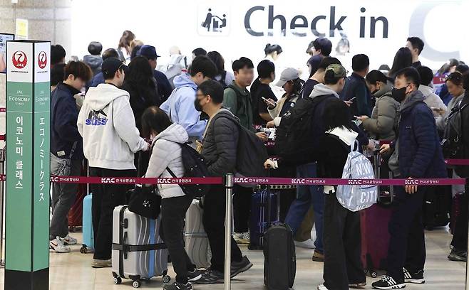 일본에 가는 여행객들로 붐비는 김포국제공항 국제선 출국장. 뉴시스