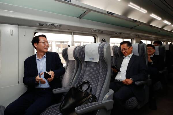 정명근 화성특례시장(왼쪽)과 시 관계자들이 서해선 열차를 시승하고 있다. 화성특례시 제공