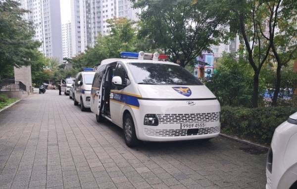 지난 13일 오전 흉기난동이 발생한 의정부 민락동의 한 아파트 단지에 출동한 경찰. 경기일보DB