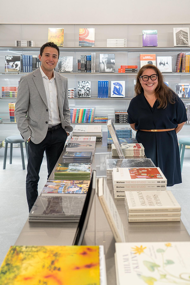 서울 MoMA 북스토어 기획을 주도한 MoMA의 대니얼 페레즈 최고 재무 책임자(CFO·왼쪽)와 세라 스즈키 부관장이 MoMA 북스토어에서 환하게 웃어보이고 있다. 현대카드