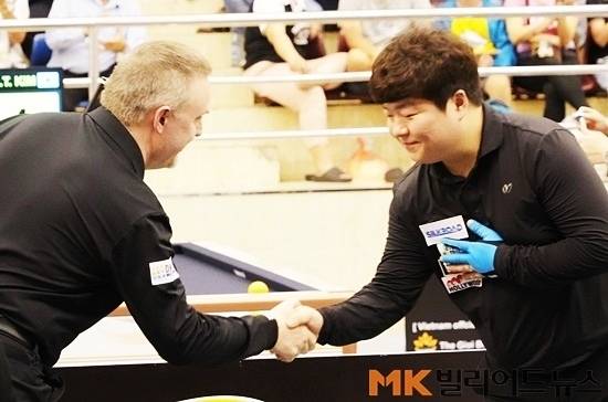 조명우가 멕스를 물리치면 결승전 상대는 쿠드롱이 될 가능성이 높다. 조명우는 2024년 쿠드롱의 UMB 복귀 이후 치러진 4번의 대결에서 모두 졌다. 사진은 2024년 호치민3쿠션월드컵 16강전이 끝난후 악수하고 있는 조명우와 쿠드롱. (사진=MK빌리어드뉴스 DB)