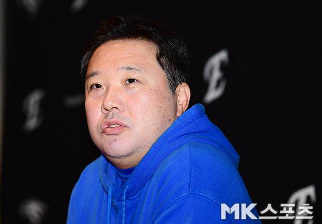 18일 오후 대전 한화생명볼파크에서 ‘2025 신한 SOL Bank KBO 포스트시즌’ 삼성 라이온즈와 한화 이글스의 플레이오프(5전 3선승제) 1차전이 열린다. 경기에 앞서 삼성 박진만 감독이 취재진들과 인터뷰를 하고 있다. 사진(대전)=김영구 기자