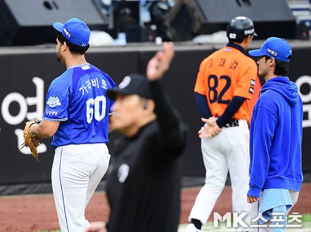 18일 오후 대전 한화생명볼파크에서 ‘2025 신한 SOL Bank KBO 포스트시즌’ 삼성 라이온즈와 한화 이글스의 플레이오프(5전 3선승제) 1차전이 열렸다. 4회말 1사 1루에서 삼성 선발 가라비토가 이승민으로 교체, 더그아웃으로 향하고 있다. 사진(대전)=김영구 기자