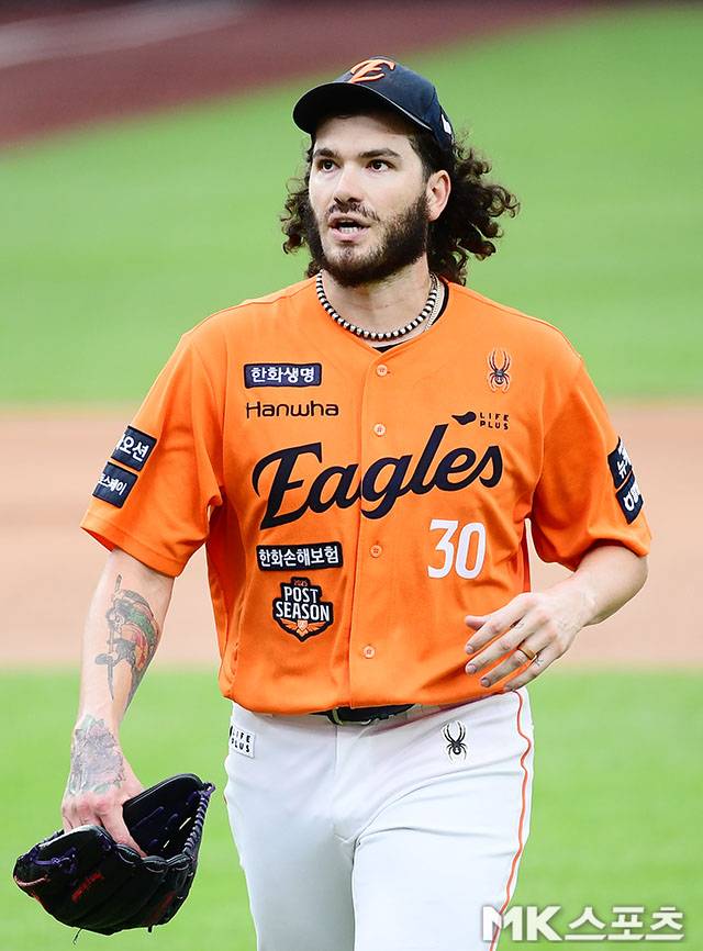 18일 오후 대전 한화생명볼파크에서 ‘2025 신한 SOL Bank KBO 포스트시즌’ 삼성 라이온즈와 한화 이글스의 플레이오프(5전 3선승제) 1차전이 열렸다. 한화 선발 폰세가 3회초 2실점을 허용한 후 공수교대를 위해 더그아웃으로 향하고 있다. 사진(대전)=김영구 기자