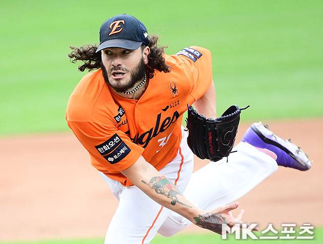 18일 오후 대전 한화생명볼파크에서 ‘2025 신한 SOL Bank KBO 포스트시즌’ 삼성 라이온즈와 한화 이글스의 플레이오프(5전 3선승제) 1차전이 열렸다. 한화 선발 폰세가 역투하고 있다. 사진(대전)=김영구 기자