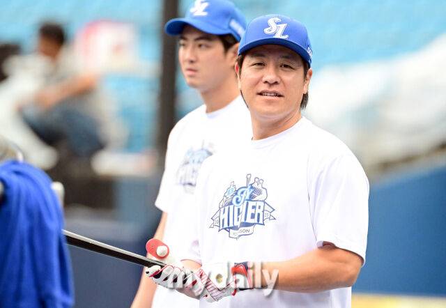 2025년 10월 14일 오후 대구 삼성라이온즈파크에서 열린 '2025 신한 SOL Bank KBO 포스트시즌' SSG 랜더스와 삼성 라이온즈의 준플레이오프 4차전 경기. 경기 전 삼성 강민호가 훈련하고 있다./마이데일리