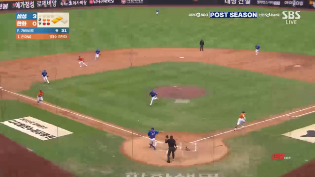 강민호가 1루 송구를 요구하고 있다. 하지만 헤르손 가라비토는 홈으로 토스, 대량 실점의 빌미를 제공했다./티빙 캡처