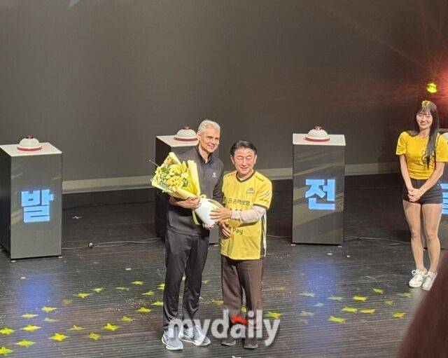 레오나르도 카르발류 감독과 김동근 의정부시장./의정부=김희수 기자