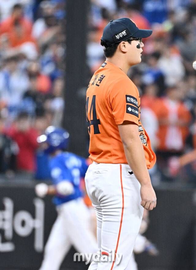 18일 오후 대전광역시 중구 대전 한화생명볼파크에서 진행된 '2025 프로야구 KBO리그 포스트시즌' 플레이오프(PO) 1차전 한화이글스와 삼성라이온즈의 경기. 한화 김서현이 9회초 이재현에게 솔로홈런을 허용한 뒤 아쉬워 하고 있다./대전 = 송일섭 기자