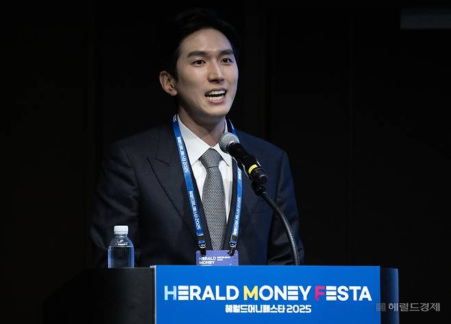 김제경 투미부동산컨설팅 소장이 17일 서울 강남구 코엑스 그랜드볼룸에서 열린 ‘헤럴드머니페스타 2025’에서 ‘이재명 정부의 부동산 정책 방향성과 정비사업 시장의 영향’을 주제로 강연을 하고 있다. [임세준 기자]
