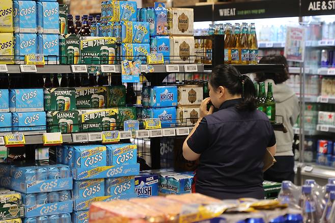 서울 용산구 이마트 용산점에 맥주 판매대 모습 [연합]