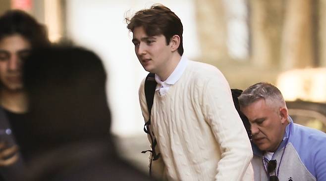 도널드 트럼프 미 대통령의 막내 아들 배런 트럼프가 미국 뉴욕대(NYU)에서 강의를 듣기 위해 이동하는 모습. [인터넷 캡처]